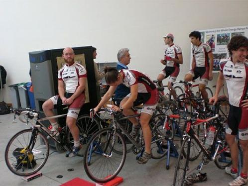 Členové MIT cyklistického týmu se připravují na svůj rekordní pokus. Šedá krabice vlevo je superpočítač SiCortex.