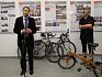 Výstavu zahájil primátor Pavel Bém. V pozadí je Pavel Polák, předseda Komise pro cyklistickou dopravu HMP