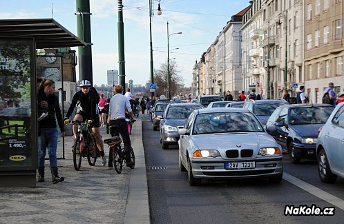 Na prostor pro cyklisty se zapomíná – například při uzavření frekventované cyklotrasy (Praha).