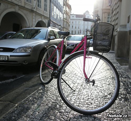 Růžová kola pro Pražany: Slibně fungující Bikesharing
