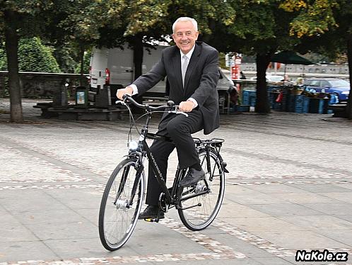 Leoš Heger: Nejsportovnější člen vlády obdivuje jízdu na kole v obleku