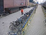 Cesta městem začíná na nádraží, kde je možné si půjčit kolo za 5 eur. Každých 15 minut jezdí vlak do nedalekého Utrechtu. (Zbyněk Sperat)