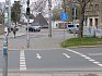 Některé země EU spojují přechody pro chodce a přejezdy pro cyklisty do jednoho pruhu. Tento příklad je z německých Drážďan.