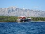 Loď Sčedro na cestě ke vzdálenému ostrovu Lastovo (CK Calypso)