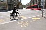 Díky dobrému značení lze ošetřit pohyb cyklistů ve všech směrech (příklad je ze švýcarského Bernu).