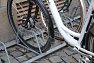 Bohužel jde o typ stojanu, který neumožňuje bezpečně uzamknout kolo za rám.  Mezi cyklisty si navíc vysloužil přezdívku „lamač výpletů“.
