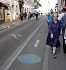Ke cti Vídeňáků slouží, že i chodci v důchodovém věku na velmi frekventovaných chodnících pruh pro cyklisty respektují.