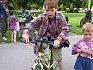 Osmiletý Matěj jede na kole sám