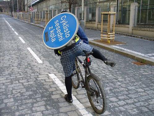 Z pražského Anděla konečně zmizela značka Cyklisto, sesedni z kola