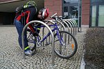 Vhodné cyklostojany v Praze-Karlíně (Archiv Komise HMP pro cyklistickou dopravu)