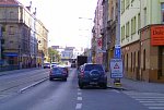 V Praze obvyklá volba: Chodník, mezera mezi kolonou a parkujícími, nebo tramvajový pás? Na A23 v Křesomyslově ulici řeší tento problém denně přes 300 cyklistů. (Vratislav Filler, prahounakole.cz)