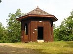 Královská stolice, dřevěný altán uprostřed bývalé knížecí obory (NaKole.cz)