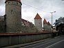 Hradební věže podél silnice k nádraží v Tallinnu