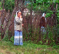 Šarmantní musulmanka plká se sousedkou přes plot.
