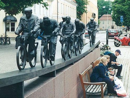 Sousoší cyklistů na hlavním náměstí Stora Torget
