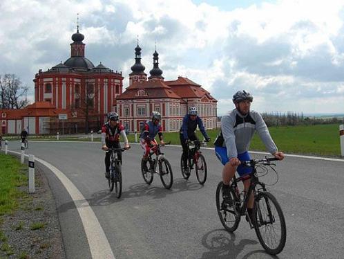 Cyklisté u Mariánské Týnice