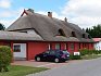 Ve vesnicích kolem baltského pobřeží často narazíte na domy s doškovou střechou.