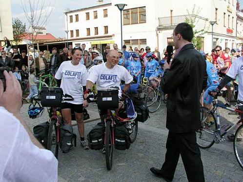 Na náměstí v Kyjově pozdravil oba cyklocestovatele starosta města
