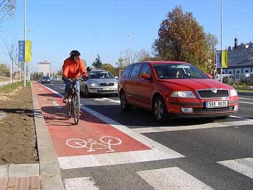 Cyklistický pruh v Pobřežní ulici