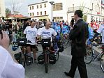 Na náměstí v Kyjově pozdravil oba cyklocestovatele starosta města (Jiří Říha)