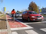 Cyklistický pruh v Pobřežní ulici (NaKole.cz)