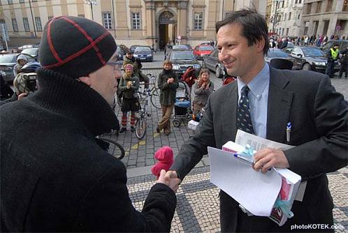 Pražský radní Petr Štěpánek přebírá vánoční balíček podpisy pod výzvou 5 bodů pro Prahu