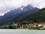 Městečko Auronzo na břehu Lago di Santa Catarina