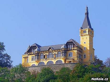 Hrádek Větruše slouží dnes jako restaurace, z jejíž terasy uvidíte jako na dlani město Ústí nad Labem.