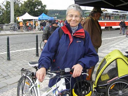 Prof. Helena Illnerová na pražské cyklojízdě.