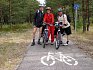 Naše trojice na kuršské cyklostezce-foťák stojí na třetím kole