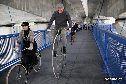 Jako jedni z prvních si cyklolávku otestovali milovníci retrokol.