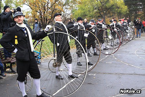 Základem jízdy na vysokém kole je elegance.