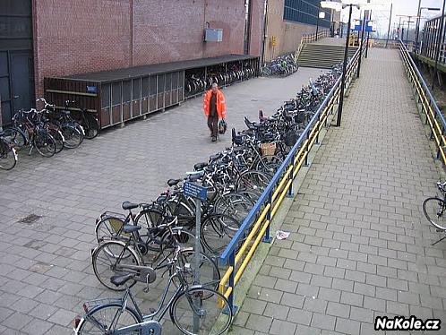 Cesta městem začíná na nádraží, kde je možné si půjčit kolo za 5 eur. Každých 15 minut jezdí vlak do nedalekého Utrechtu.