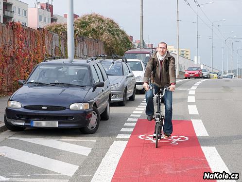 Cyklopruh podél parkujících vozidel