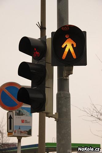 Zde by se upozornění na přejíždějící cyklisty hodilo. Signál vlevo je určen pro chodce a cyklisty, návěstidlo vpravo upozorňuje řidiče.