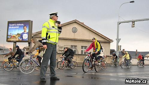 Během jízdy chránilo účastníky cyklojízdy zhruba 30 policistů.