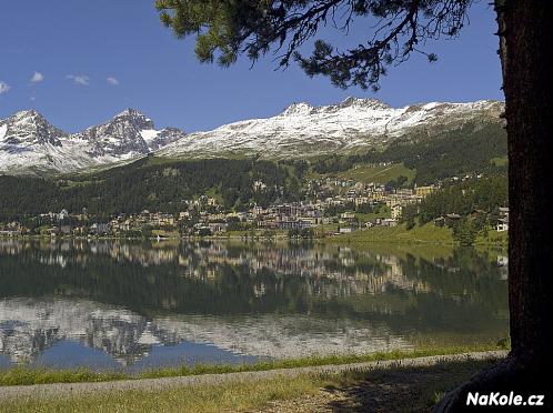 Pohled na městečko St. Moritz a stejnojmenné jezero