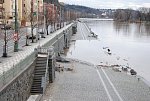 Pražská náplavka, kudy vede páteřní stezka podél Vltavy, je místy pod vodou. (Jitka Vrtalová, NaKole.cz)