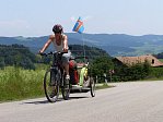 Jízda na kole s přívěsným vozíkem je legální ve většině sousedních států (NaKole.cz)
