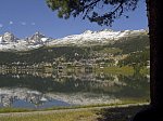 Pohled na městečko St. Moritz a stejnojmenné jezero (Switzerland Tourismus, Max Weiss)