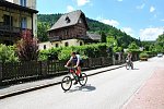 Schwarzataler Radweg vede údolím řeky s výhledem na alpské štíty. (Jitka Vrtalová, NaKole.cz)