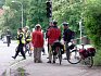 Cykloturisté se radí s policejní hlídkou o průjezdnosti tras.