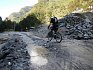 Čínská asfaltka mizí a na dlouhou dobu ji střídá bláto, prach a kamení