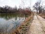 Cesta kolem rybníku, kde pramení Botič.
