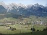 Cestou ze Zell am See přes kopeček do lyžařského střediska Maria Alm.