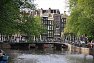A jedna tradiční fotografie z Amsterdamu - všudypřítomné grachty a nad nimi nahnuté štíty domů.