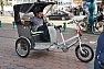 ...a turisté. Návštěvníci Amsterdamu mohou využít služeb rikši