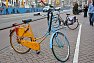 Typické amsterdamské kolo je ovšem bez převodů, s dobrým nákladním prostorem a vždy vybavené zvonkem a masivním zámkem. Jedinečnost je žádoucí - snadno své kolo najdete.