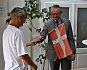 Dárek pro pana velvyslance - dánská vlajka, která se celou cestu z Dánska vezla na korbě "Kristýnky".