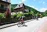 Schwarzataler Radweg vede údolím řeky s výhledem na alpské štíty.